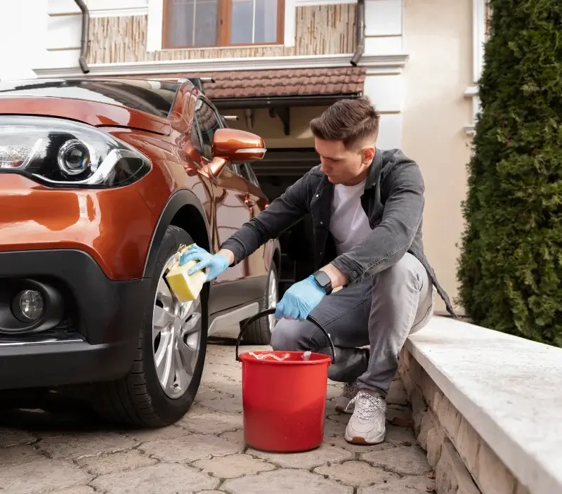 Lavage auto à domicile Pouldreuzic : professionnel intervenant sur un véhicule
